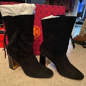 TORY BURCH - GiGi 85mm Bootie
Gorgeous TORY BURCH suede, ankle boot.